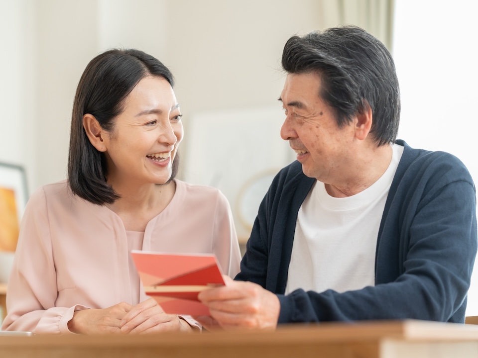 光熱費を節約できて喜ぶスタッフ