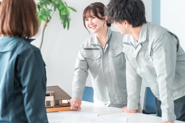 希望に合う土地を提案するスタッフ